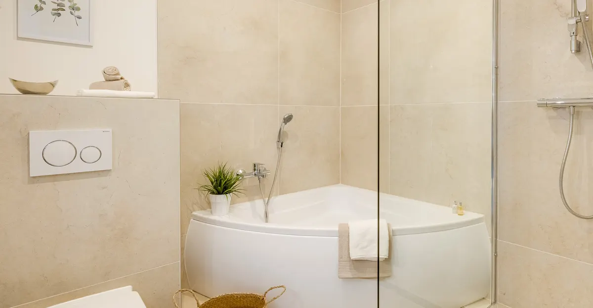 Bad mit Eckbadewanne nach dem Home Staging mit Pflanzen und Dekoration