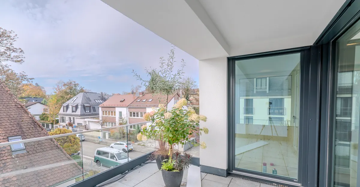Leerer Balkon mit Glasfront vor dem Home Staging