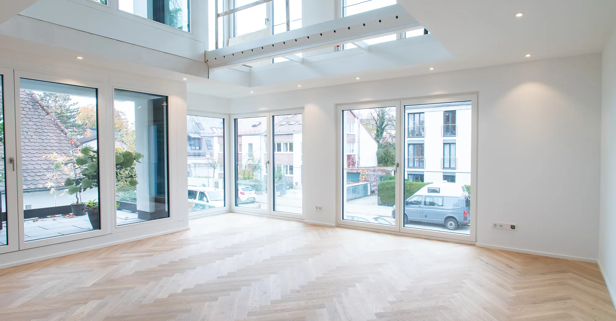 Leerer Wohnbereich mit Galerie und Fischgrätparkett vor dem Home Staging